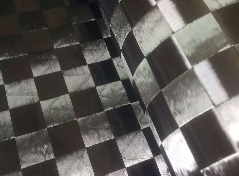 Spread-tow carbon fiber fabric with fixed shape